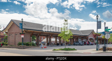 JOHNSON CITY, TN, USA -9/30/18: ein multifunktionales Gebäude, in dem das Bauernmarkt Mittwochs und Samstags. Stockfoto