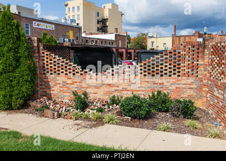 JOHNSON CITY, TN, USA -9/30/18: Eine beschädigte Mauer in der Innenstadt von Square, in Johnson City. Stockfoto