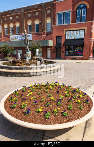 JOHNSON CITY, TN, USA -9/30/18: Ein öffentlicher Platz in der Innenstadt, mit Springbrunnen, Skulpturen und großen Blumentopf. Stockfoto