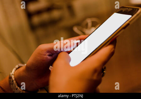 Frau mit Smartphone. Frau mit Smartphone weißer Bildschirm. Frau hand Smartphone. Stockfoto