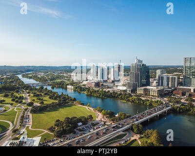 Antenne von Auston Texas von der Congress Avenue Bridge neben dem Statesmans Bat Observation Center... Stockfoto