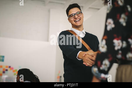 Geschäftsmann Gruß und ein Gespräch mit einem Kunden im Büro. Lächelnd Unternehmer Händeschütteln mit einem Kollegen. Stockfoto