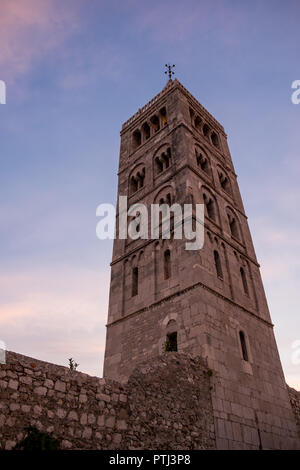 Insel Rab, Kroatien - 10. August 2018 - Kirche Turm auf der Insel Rab in Kroatien, bei Sonnenuntergang. Stockfoto