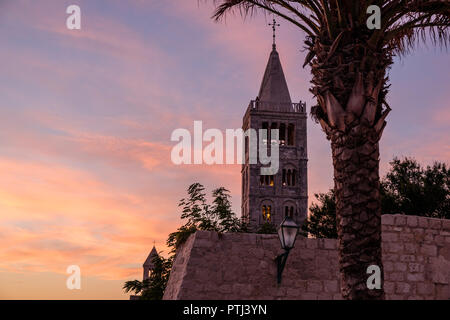 Insel Rab, Kroatien - 10. August 2018 - Kirche Turm auf der Insel Rab in Kroatien, bei Sonnenuntergang. Stockfoto