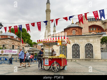 Eine kleine Garküche verkaufen Mais-auf-die-Cob oder Süt Mısır außerhalb der Hagia Sophia, Istanbul, Türkei Stockfoto