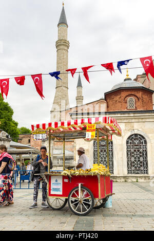 Eine kleine Garküche verkaufen Mais-auf-die-Cob oder Süt Mısır außerhalb der Hagia Sophia, Istanbul, Türkei Stockfoto