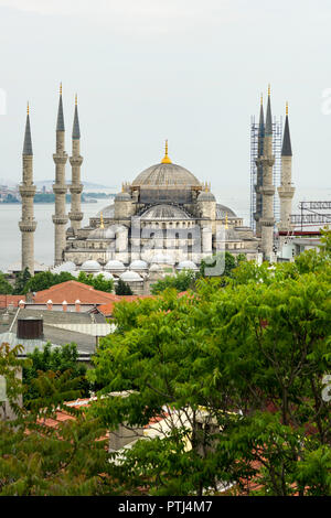 Der Sultan Ahmet Camii oder Blaue Moschee hoch über den Dächern mit Bosporus und im Hintergrund Kadiköy, Istanbul, Türkei Stockfoto