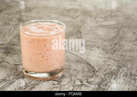 Frische, hausgemachte Joghurt im Glas mit Bild. Auf einen konkreten Hintergrund. Dunkler Hintergrund Stockfoto