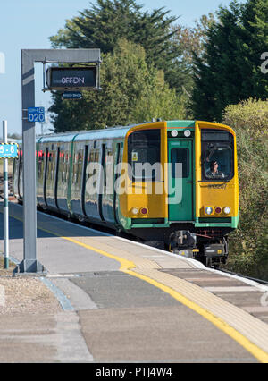 Klasse 313 Elektrischer Triebzug Zug in die Plattform in barnham Station in West Sussex Richtung Bognor Regis als Ziel. Stockfoto