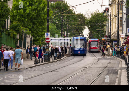 Zwei T1-Kabatas-Bagcilar elektrische U-Straßenbahn an der Haltestelle Sultanahmet im Stadtteil Fatih the Golden Horn, Istanbul, Türkei Stockfoto