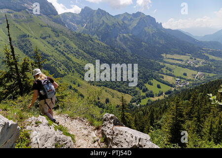 Weibliche Wanderer auf einem Wanderweg Wanderweg durch Wälder und Berge rund um Col de La Forclaz Frankreich Stockfoto