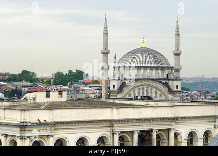 Das Dach des Sultan II. Mahmut Grab mit der Nuruosmaniye Moschee im Hintergrund, Istanbul, Türkei Stockfoto