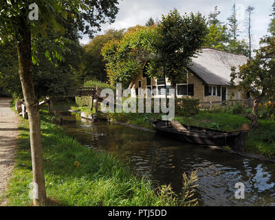 Typische holländische Landschaft mit Wasser und schönen alten Bauernhaus. Arnheim, Niederlande Stockfoto