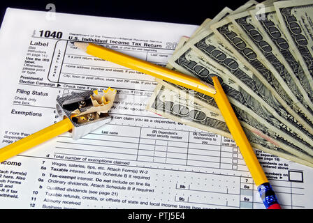 Geld und gebrochenen Bleistift auf eine Einkommenssteuer bilden. Stockfoto