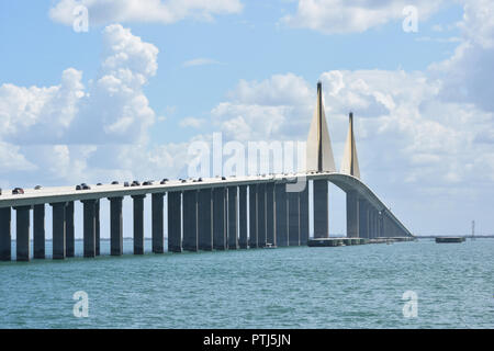 Sunshine Skyway Bridge in St. Petersburg Florida aus dem Norden Fishing Pier genommen Stockfoto