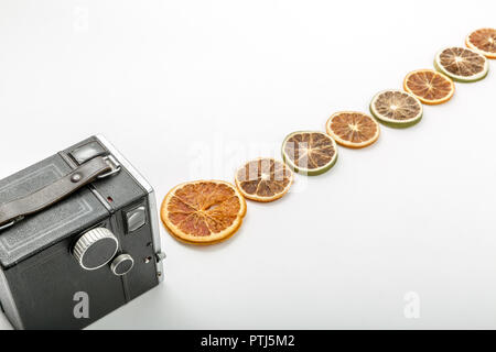 Original Bild eines retro Kamera mit Scheiben getrocknete orange Erstellen einer Herbst Zusammensetzung Stockfoto