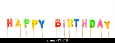 Bunte Kerzen in Druckbuchstaben Happy Birthday, auf weißem Hintergrund Stockfoto