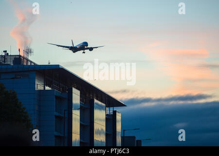 Dreamliner am frühen Morgen Ankunft Stockfoto