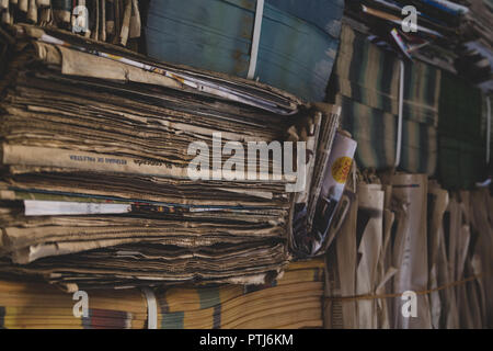 Stapel der alten Zeitschriften, Zeitungen an der Wand. "Made by ... Feito por Brasileiros" zeitgenössische Kunst Installation am Krankenhaus Matarazzo, Sao Paulo, Brasilien Stockfoto