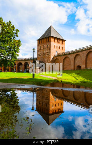 In Weliki Nowgorod, Russland - August 12,2016. Palace Tower der Nowgoroder Kreml in sonniger Tag. Architektur Landschaft von Weliki Nowgorod, Russland Stockfoto