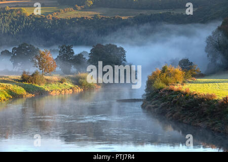 Nebel auf dem Fluss Wye an bigsweir auf der Gloucestershire Monmouthshire Grenze. Stockfoto