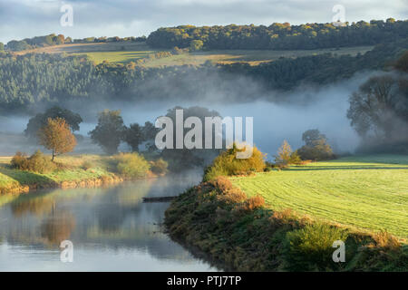 Nebel auf dem Fluss Wye an bigsweir auf der Gloucestershire Monmouthshire Grenze. Stockfoto