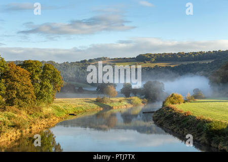 Nebel auf dem Fluss Wye an bigsweir auf der Gloucestershire Monmouthshire Grenze. Stockfoto