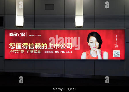 Leuchtende Anzeige für Guangzhou Shangpin Home Collection, in Guangzhou Baiyun International Airport, China gesehen. Stockfoto