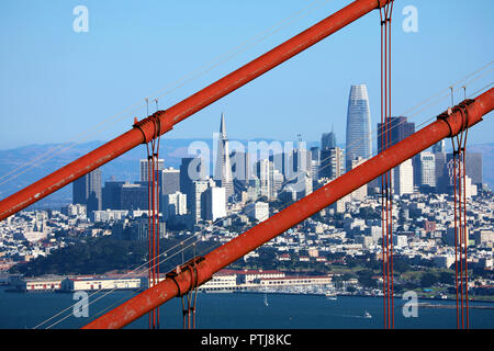 Golden Gate Bridge und die Skyline der Stadt, San Francisco, Kalifornien, USA