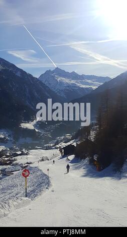 Bild der Skipiste runter vom Berg im Tal Stockfoto