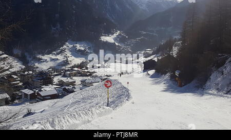 Bild der Skipiste runter vom Berg im Tal Stockfoto