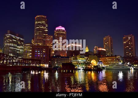 Downtown Boston Skyline bei Nacht inner Harbor, USA Stockfoto