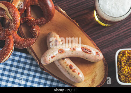 Die bayerische Weißwurst, Brezel und Bier. Stockfoto