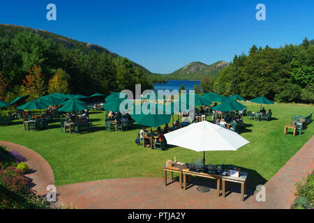 Menschen essen außerhalb bei Jordan Pond House Restaurant, Acadia National Park, Maine, USA. Stockfoto