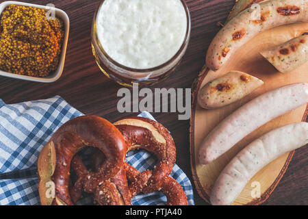 Die bayerische Weißwurst, Brezel und Bier. Stockfoto