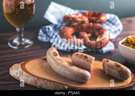 Die bayerische Weißwurst, Brezel und Bier. Stockfoto