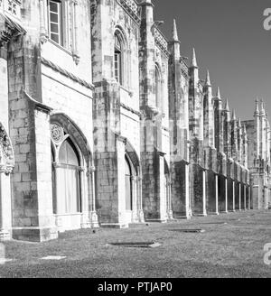 Schwarz-Weiß-Fotografie des Klosters Jeronimos in Lissabon Portugal Stockfoto