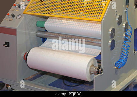 Rollen aus Papier in die Maschine Stockfoto