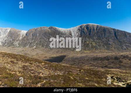 Der schottische Munro von beinn Liath Mhor aus Sgorr Ruadh gesehen, beachten Sie die unverwechselbaren Bands aus Quarzit und Sandstein, Achnashellach, Wester Ross, Großbritannien Stockfoto