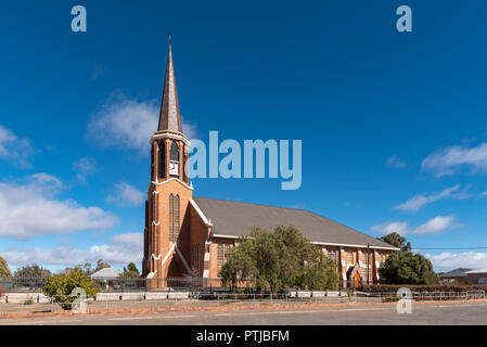 FRASERBURG, SÜDAFRIKA, August 7, 2018: eine Straße, Szene, mit der Niederländischen Reformierten Kirche, in Fraserburg in der Northern Cape Stockfoto