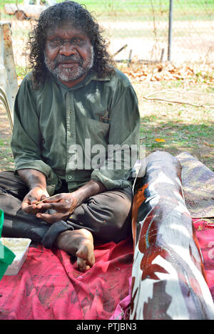 Aboriginal Künstler Joe Guymala arbeitet an einem Lorrkon am Injalak Kunst und Handwerk Center, Gunbalanya, Oenpelli, Arnhem Land, Australien Stockfoto