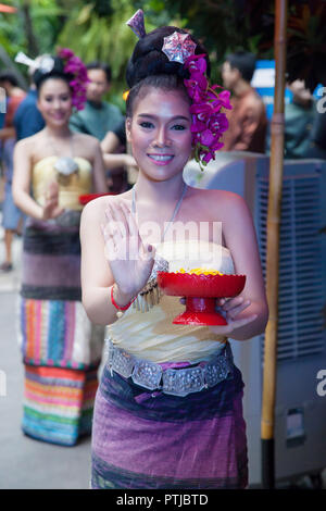 Bangkok, Thailand - 26. August 2018: Die Tänzer tragen ein traditionelles Thai Seide Kleid bei Jim Thompson Haus in Bangkok, Thailand. Stockfoto