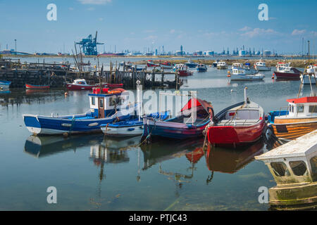 Kleine Fischerboote in Paddys Bohrung auf South Gare mit der Bank von den T-Stücken hinter sich. Stockfoto