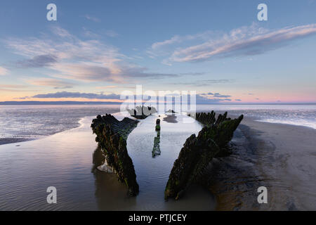 Das Wrack des Norwegischen Bark SS Nornen auf Berrow Strand bei Ebbe. Stockfoto