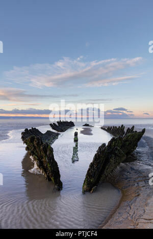 Das Wrack des Norwegischen Bark SS Nornen auf Berrow Strand bei Ebbe. Stockfoto