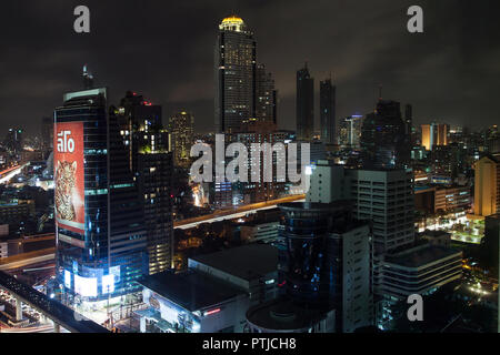 Bangkok, Thailand - 26. August 2018: Nachtansicht der Sathorn in Bangkok, Thailand. Stockfoto