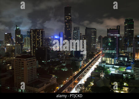 Nacht Blick auf die Hochhäuser von Silom in Bangkok, Thailand. Stockfoto