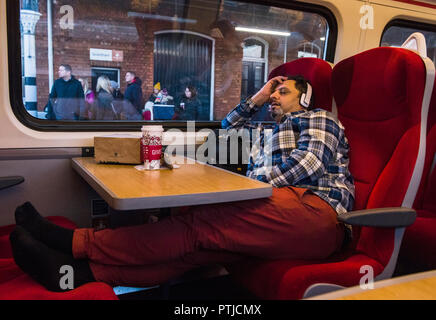 Mann schlafend auf dem Zug. Stockfoto