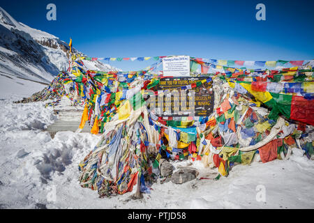 Der Gipfel der Thorung La Pass im Gebet Fahnen auf 5416 Meter zurückgelegt. Stockfoto