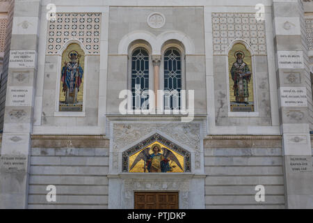 Mosaiken an der Fassade der serbisch-orthodoxen Kirche St. Spyridon in Triest, Friaul Julisch Venetien, Italien Stockfoto